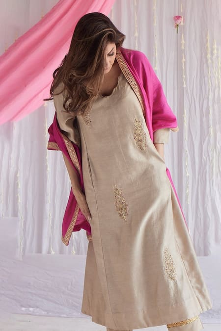 Shorshe Clothing Beige Kurta Chanderi, Lining Shantoon, Pant Cotton Silk Floral Tannu And Set Online at Aza Fashions Shorshe Clothing_Beige Kurta Chanderi, Lining Shantoon, Pant Cotton Silk Floral Tannu And Set _Online_at_Aza_Fashions