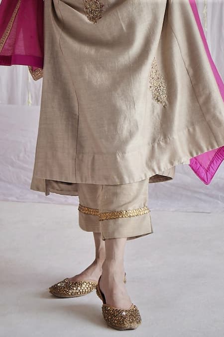 Shorshe Clothing Beige Kurta Chanderi, Lining Shantoon, Pant Cotton Silk Floral Tannu And Set at Aza Fashions Shorshe Clothing_Beige Kurta Chanderi, Lining Shantoon, Pant Cotton Silk Floral Tannu And Set _at_Aza_Fashions