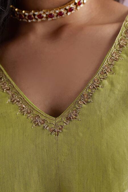 Shorshe Clothing Green Handloom Tissue, Lining Shantoon V Neck Anu Kurta And Pant Set at Aza Fashions Shorshe Clothing_Green Handloom Tissue, Lining Shantoon V Neck Anu Kurta And Pant Set_at_Aza_Fashions