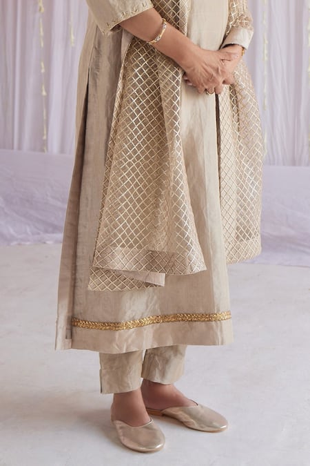Shorshe Clothing Beige Gota Net Checks Dupatta Online at Aza Fashions Shorshe Clothing_Beige Gota Net Checks Dupatta_Online_at_Aza_Fashions