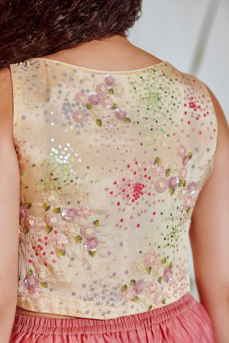 Half Full Curve Floral Embroidered Crop Top 