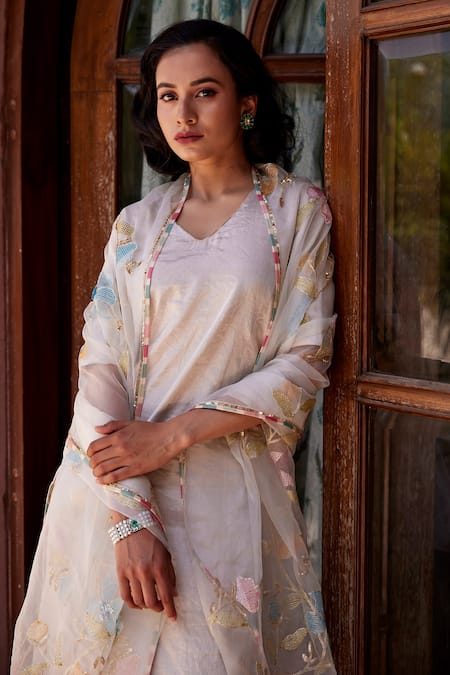 Atelier Shikaarbagh Silver Dupatta - Organza, Kurta, Pant - Chanderi Tissue Floral V Neck Set Online at Aza Fashions Atelier Shikaarbagh_Silver Dupatta - Organza, Kurta, Pant - Chanderi Tissue Floral V Neck Set _Online_at_Aza_Fashions