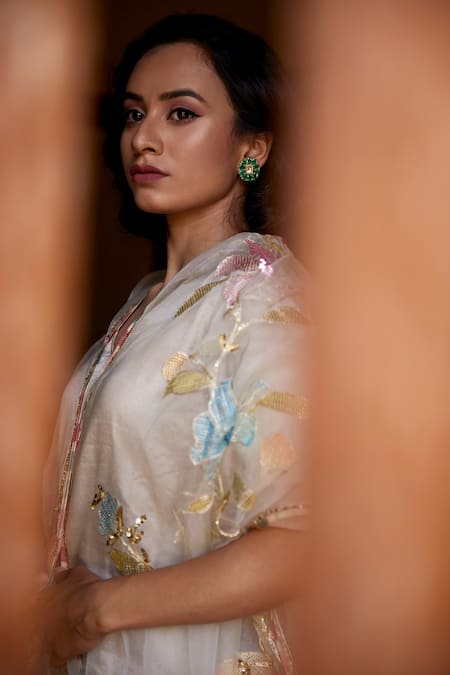 Buy Atelier Shikaarbagh Silver Dupatta - Organza, Kurta, Pant - Chanderi Tissue Floral V Neck Set Online at Aza Fashions Buy_Atelier Shikaarbagh_Silver Dupatta - Organza, Kurta, Pant - Chanderi Tissue Floral V Neck Set _Online_at_Aza_Fashions