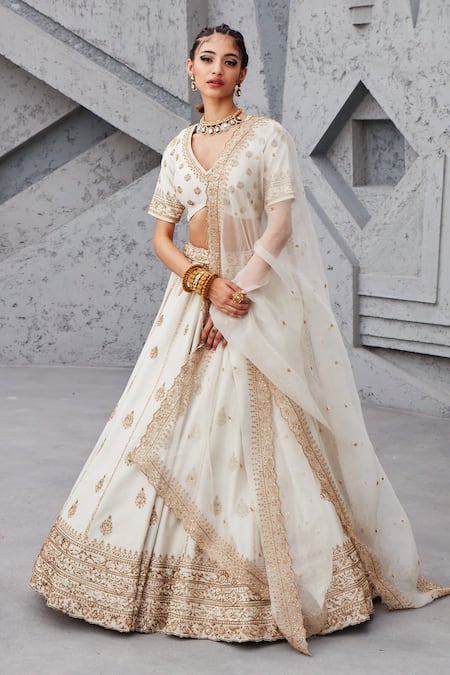 White Wedding Bridal Lehenga at Rs 1749 | कढ़ाई वाला दुल्हन का लेहंगा in  Surat | ID: 22641751297