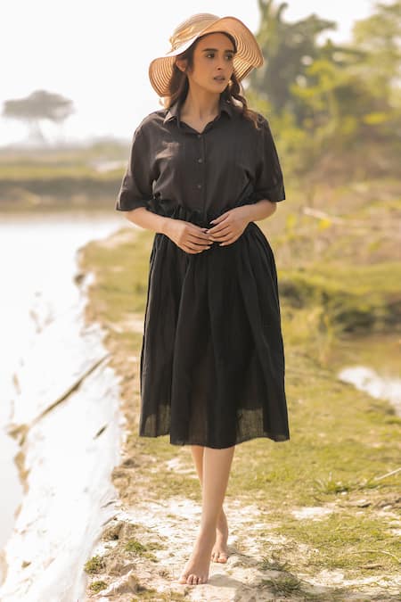 Vaani Beswal_Black Handwoven Linen Tzila Paperbag Skirt _Online_at_Aza_Fashions