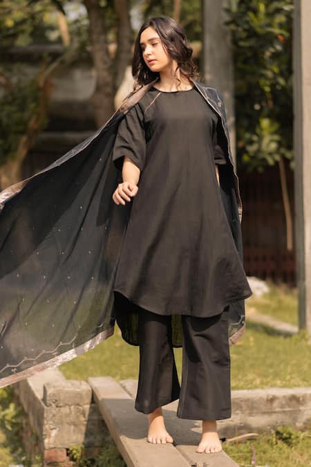 Top 30 Latest Plain Black Kurti Designs for Women (2023) - Tips and Beauty