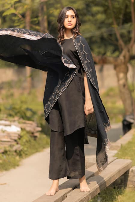 Buy_Vaani Beswal_Black High Neck Krea Linen Kurta Set _Online_at_Aza_Fashions