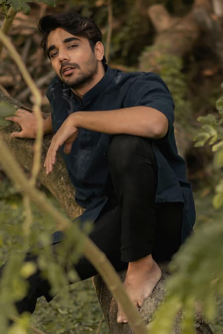 Vaani Beswal Black Handwoven Cotton Sank Shirt Style Kurta Online at Aza Fashions Vaani Beswal_Black Handwoven Cotton Sank Shirt Style Kurta _Online_at_Aza_Fashions