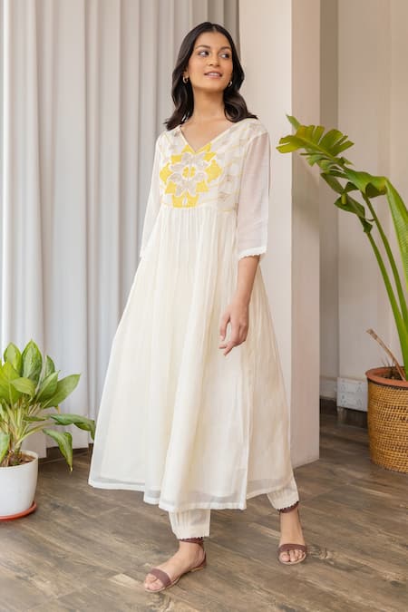 Buy_Khamaj India_White Cotton, Chanderi Floral V Neck Anarkali And Pant Set _Online_at_Aza_Fashions