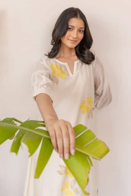 Khamaj India White Cotton, Chanderi Floral Notched Kurta And Pant Set Online at Aza Fashions Khamaj India_White Cotton, Chanderi Floral Notched Kurta And Pant Set _Online_at_Aza_Fashions
