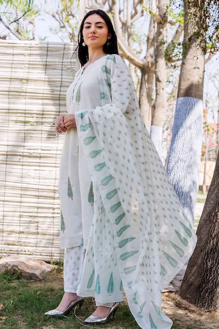 Buy_Missprint_White Cotton, Chanderi Block Print, Gota Work Round Notched Kurta Set _Online_at_Aza_Fashions