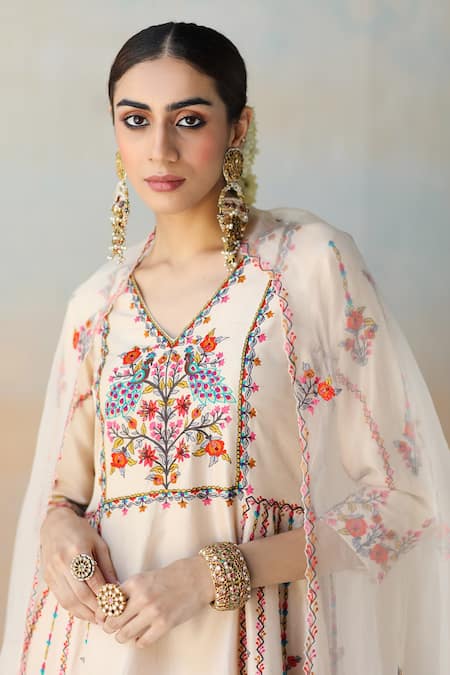Buy_Aman Takyar_White Organza, Dupion Silk Floral, Aari V Neck Embroidered Kurta Set _Online_at_Aza_Fashions
