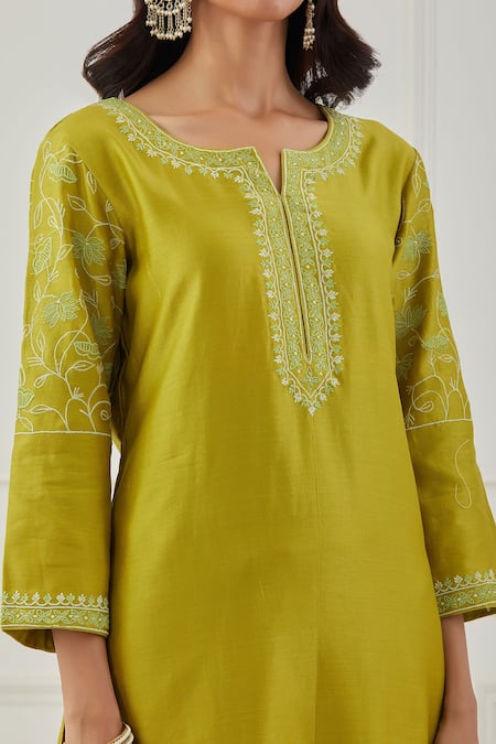 Buy_Priya Chaudhary_Green Chanderi Silk Thread Work Round Notched Embroidered Kurta And Pant Set _Online_at_Aza_Fashions