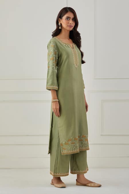 Priya Chaudhary_Green Chanderi Silk Thread Work Round Notched Embroidered Kurta _Online_at_Aza_Fashions