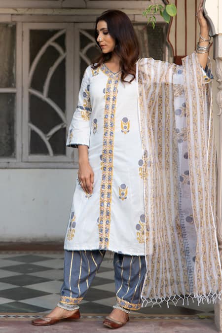 Shop_Maison Shefali_White Cotton Floral Print, Gota Work V Neck Chaand Sahar Kurta Set _Online_at_Aza_Fashions