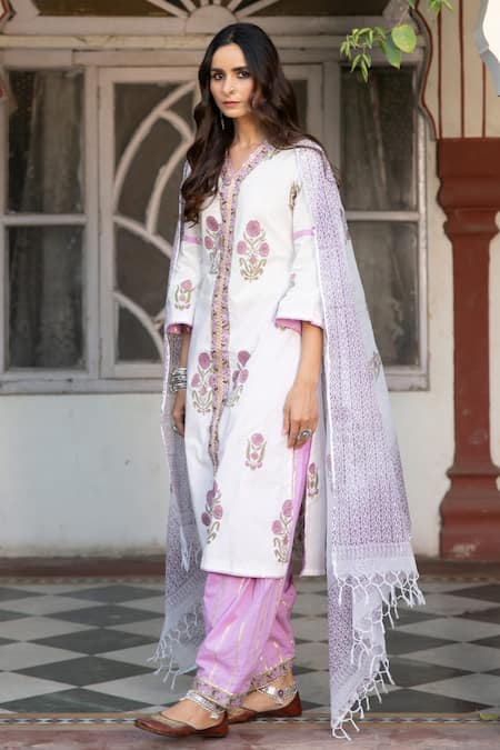 Maison Shefali_White Cotton Floral Print, Gota Work V Neck Chaand Sahar Kurta Set _at_Aza_Fashions