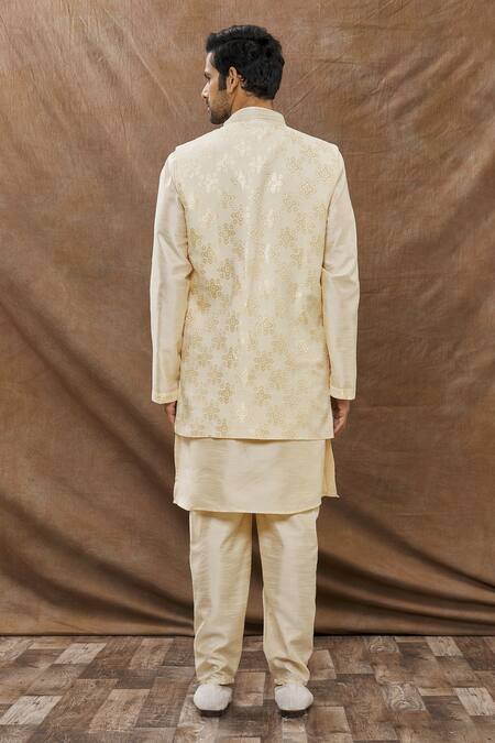 Aham-Vayam Sunahra Geometric Pattern Bundi & Kurta Set 