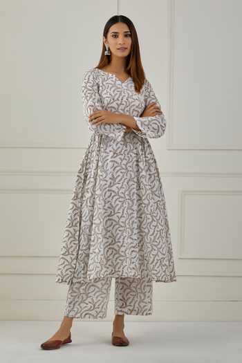 Musal White 100% Cotton Leaf Print Notched Albert Gathered Kurta And Palazzo Set Online at Aza Fashions Musal_White 100% Cotton Leaf Print Notched Albert Gathered Kurta And Palazzo Set _Online_at_Aza_Fashions