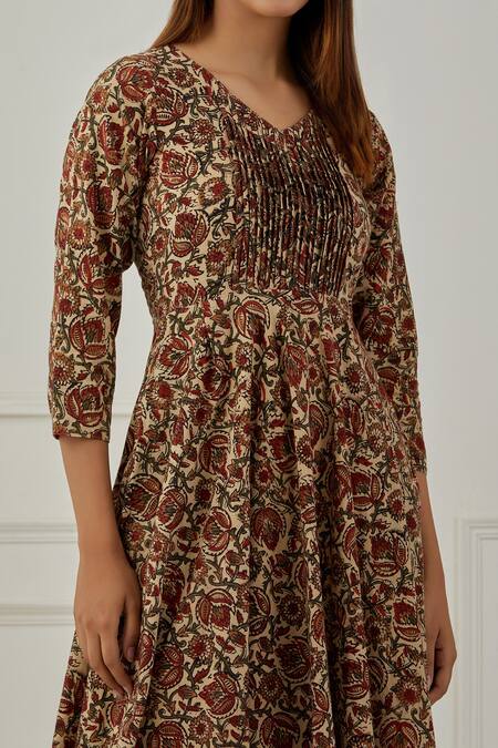 Musal_Beige 100% Cotton And Chanderi Kalamkari Print V Neck Chad Kurta With Slip_at_Aza_Fashions