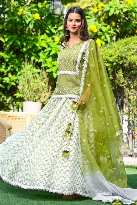 Yuvraani Jaipur Green Silk, Shantoon Mirror, Jaal Notched Embroidered Kurta Lehenga Set Online at Aza Fashions Yuvraani Jaipur_Green Silk, Shantoon Mirror, Jaal Notched Embroidered Kurta Lehenga Set _Online_at_Aza_Fashions
