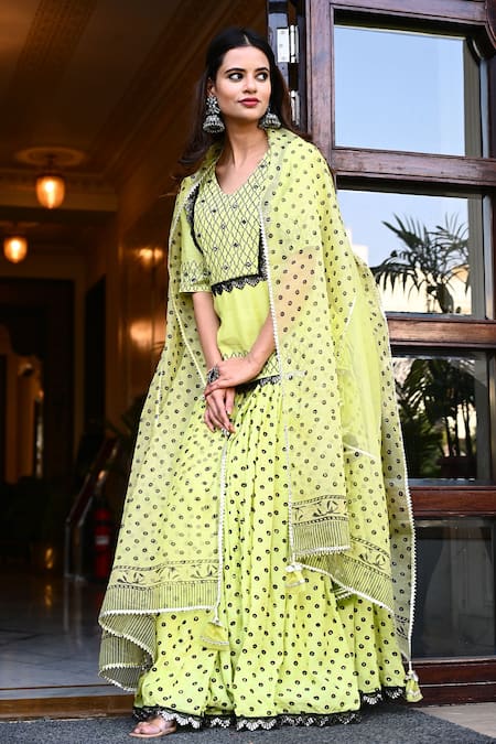 Buy_Yuvraani Jaipur_Green Silk, Shantoon Geometric, Block Leaf Neck Embroidered Kurta Lehenga Set _Online_at_Aza_Fashions