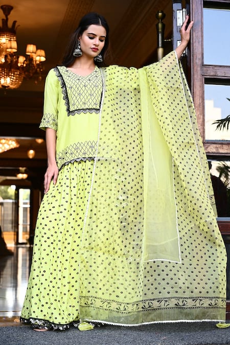 Shop_Yuvraani Jaipur_Green Silk, Shantoon Geometric, Block Leaf Neck Embroidered Kurta Lehenga Set _Online_at_Aza_Fashions