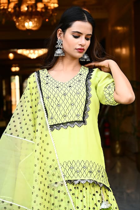 Yuvraani Jaipur_Green Silk, Shantoon Geometric, Block Leaf Neck Embroidered Kurta Lehenga Set _at_Aza_Fashions