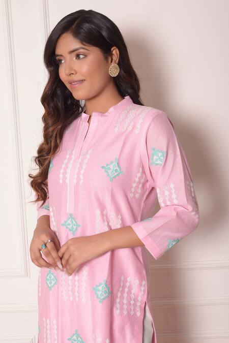 Surabhi Arya_Pink Chanderi Geometric Applique Work Band Collar Kurta And Pant Set _at_Aza_Fashions