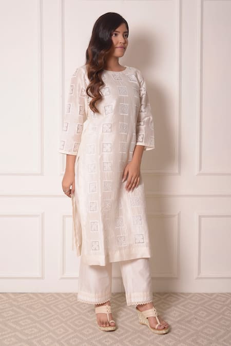 Surabhi Arya_White Organza, Chanderi Thread , Applique Geometric Kurta And Pant Set_Online_at_Aza_Fashions
