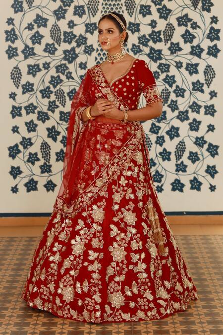 Amrin Khan_Red Velvet Zardozi Floral Motifs Leaf Neck Embroidered Bridal Lehenga Set _Online_at_Aza_Fashions