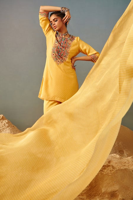 Buy_Samatvam By Anjali Bhaskar_Yellow Blended Georgette Satin Mirror, Bandhani Round Print Kurta Set_Online_at_Aza_Fashions