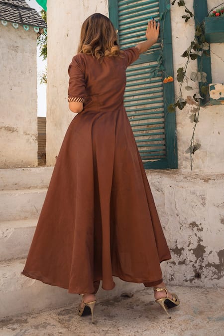 Shop Pomcha Jaipur Brown Cotton Silk, Dupatta Organza V Neck Angarkha Pant Set at Aza Fashions Shop_Pomcha Jaipur_Brown Cotton Silk, Dupatta Organza V Neck Angarkha Pant Set _at_Aza_Fashions