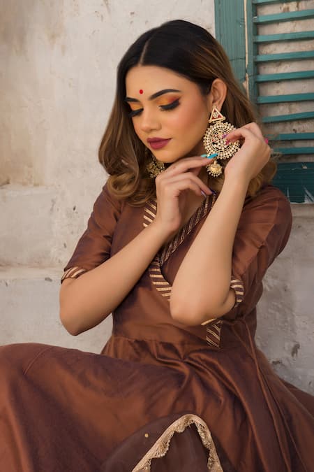 Buy Pomcha Jaipur Brown Cotton Silk, Dupatta Organza V Neck Angarkha Pant Set Online at Aza Fashions Buy_Pomcha Jaipur_Brown Cotton Silk, Dupatta Organza V Neck Angarkha Pant Set _Online_at_Aza_Fashions