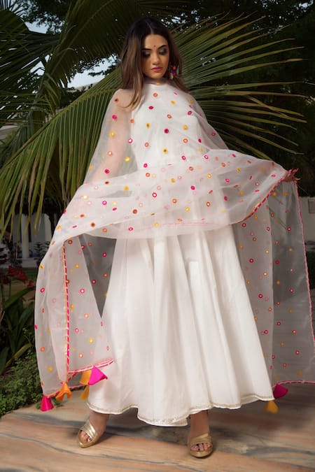 Pomcha Jaipur_White Cotton, Dupatta Organza Halter Neck Anarkali Set _Online_at_Aza_Fashions