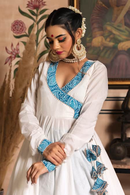 Pomcha Jaipur_White Cotton Paisley Motifs V Neck Angarkha Set _at_Aza_Fashions