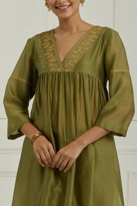 Ikshita Choudhary_Green Chanderi Embroidered Floral V Neck Anarkali_at_Aza_Fashions