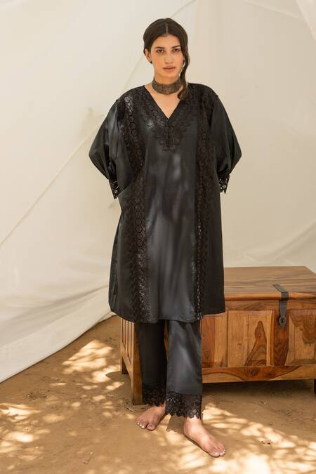 Buy_Avaasya Jaipur_Black Cotton Floral V Neck Embroidered Kurta And Pant Set _Online_at_Aza_Fashions