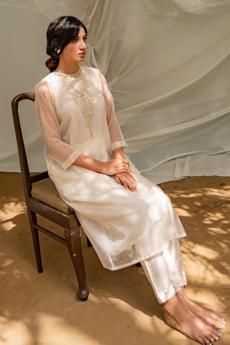 Avaasya Jaipur Floral Embroidered Kurta & Pant Set 