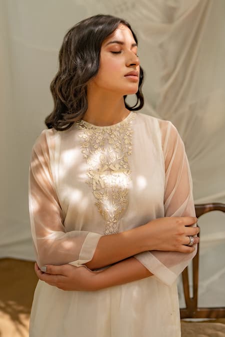 Avaasya Jaipur_Off White Kurta- Organza, Pants- Muslin Silk, Slip- Mulmul Embroidered And Set _Online_at_Aza_Fashions