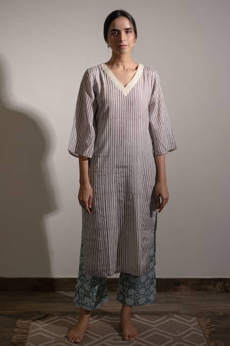 Avaasya Jaipur_Off White Muslin Silk Floral, Striped V Neck Printed Kurta And Pant Set_Online_at_Aza_Fashions