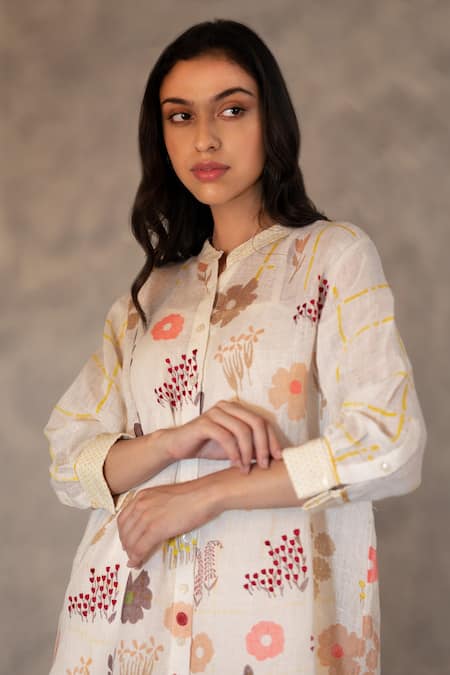 Arcvsh By Pallavi Singh Ivory 100% Linen Floral, Geometric Mandarin Collar Embroidered Tunic And Pant Set at Aza Fashions Arcvsh By Pallavi Singh_Ivory 100% Linen Floral, Geometric Mandarin Collar Embroidered Tunic And Pant Set _at_Aza_Fashions