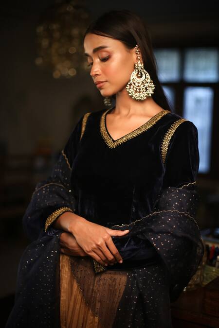 Buy_Rhua_Gold Blouse- Velvet, Dupatta- Organza, Lehenga- Banarasi Tissue Embroidered Set _Online_at_Aza_Fashions