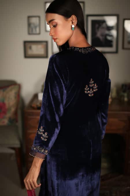 Shop_Rhua_Blue Kurta Embroidery Zardozi Leaf Neck Velvet Set _at_Aza_Fashions