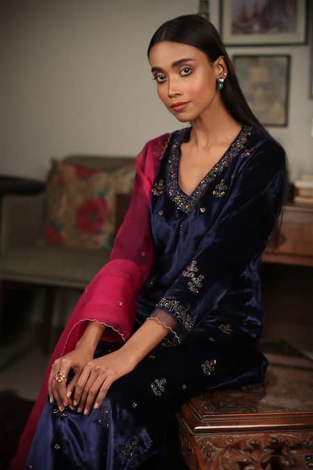 Buy_Rhua_Blue Kurta Embroidery Zardozi Leaf Neck Velvet Set _Online_at_Aza_Fashions
