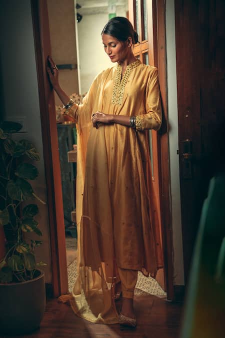 Shop_Rhua_Yellow Kurta Chanderi Embroidery Sequin V Neck Set _at_Aza_Fashions
