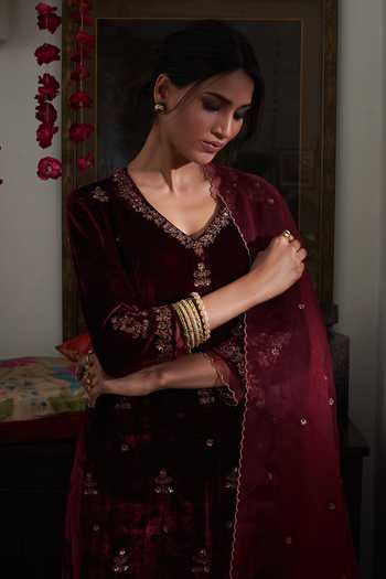 Buy_Rhua_Red Dupatta Organza, Kurta, Pant Velvet Aari, Zardozi Leaf Embroidered Set _Online_at_Aza_Fashions
