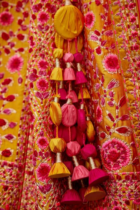 Shyam Narayan Prasad_Red Silk And Net Thread Scoop Neck Embroidered Bridal Lehenga Set _at_Aza_Fashions