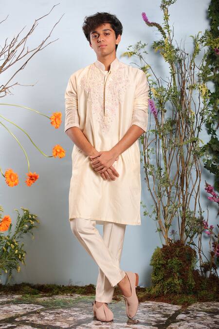 Julie By Julie Shah_Ivory Chanderi Floral Embroidered Kurta_Online_at_Aza_Fashions