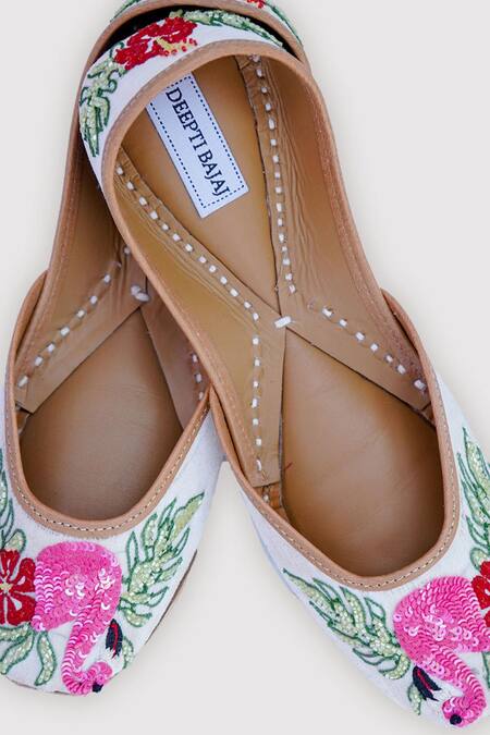Shop_Label Deepti Bajaj_White Embroidered Lush Silk Juttis 