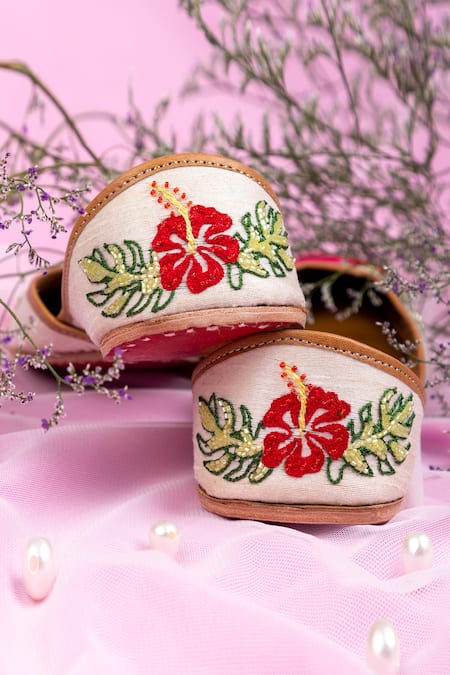 Buy_Label Deepti Bajaj_White Embroidered Lush Silk Juttis 